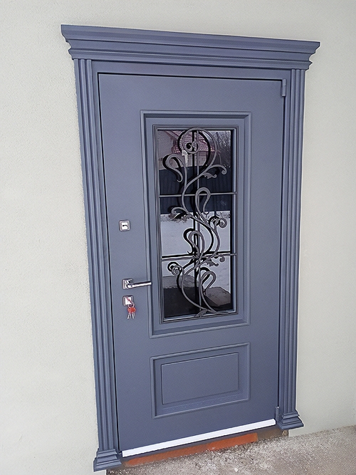 Термодверь с ковкой и карнизом Термодверь с ковкой и карнизом